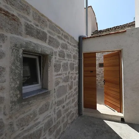 Daire Stone House In The Center Of Town