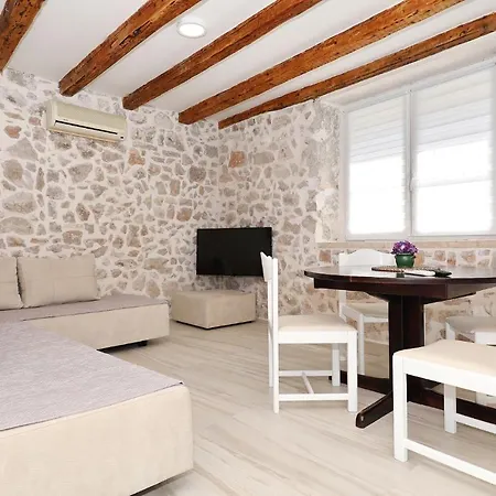 Stone House In The Center Of Town Apartmán *